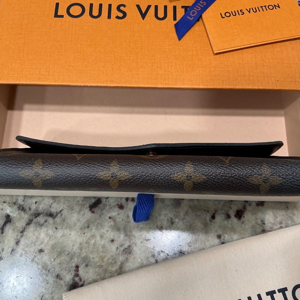 Authentic Louis Vuitton Sarah Wallet Reverse Monogram - Picture 10 of 14